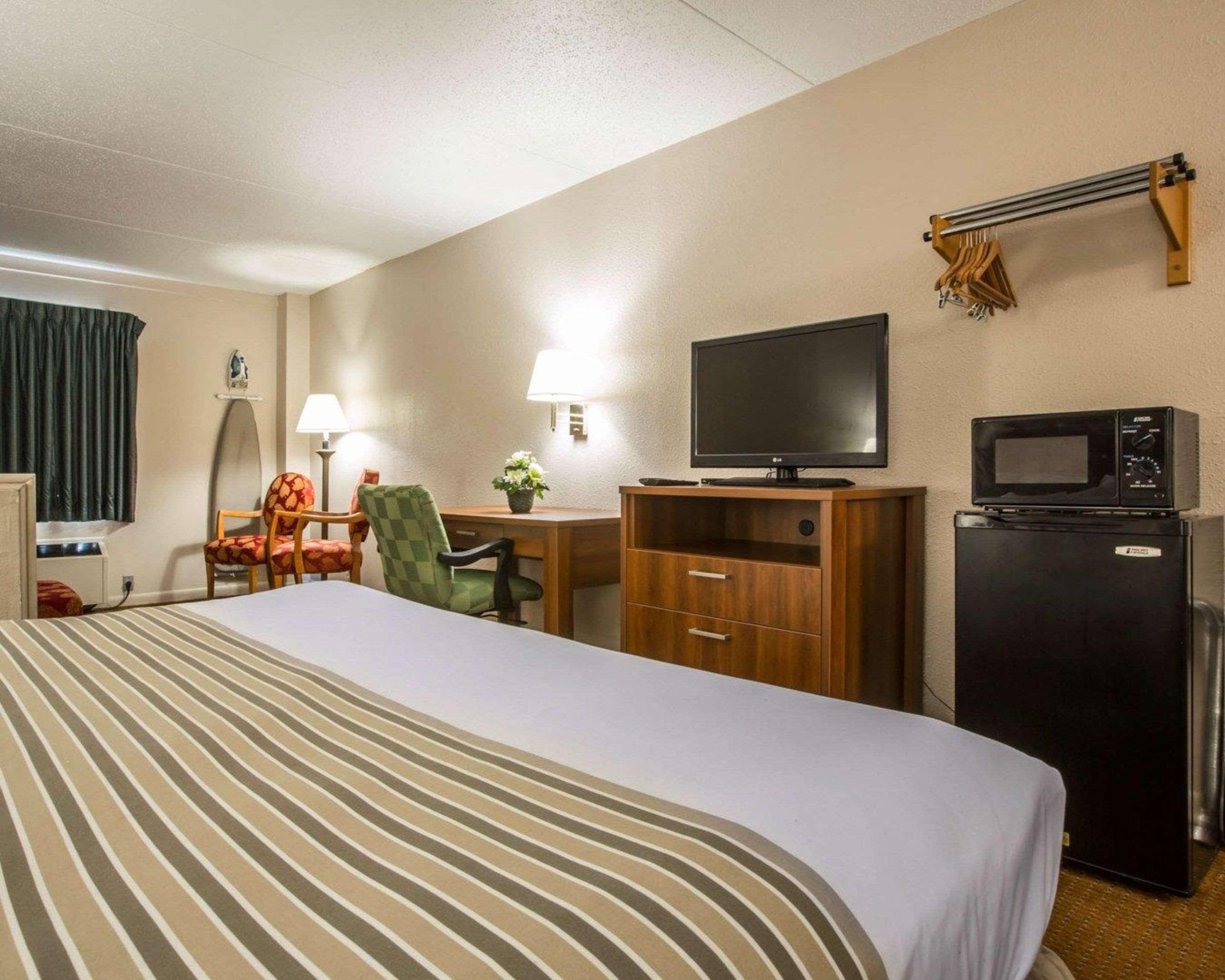 Econo Lodge Inn & Suites At Fort Moore Columbus Kültér fotó